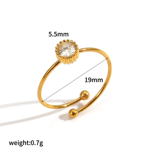 Anello regolabile in acciaio inossidabile dorato con zircone bianco lucido da 5,5 mm