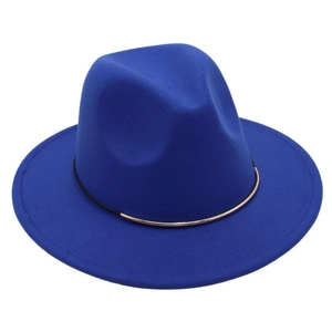 Détail du chapeau Fedora en laine bleu roi avec tube métallique doré et cordon noir fin