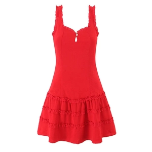 Vestido rojo sin mangas con encaje floral, corte entallado y falda con volantes
