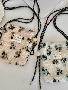 Borsa A Tracolla In Peluche Con Fiori Pochette Per Cellulare In Lana Di Agnello Con Tracolla Intrecciata Chiusura Magnetica