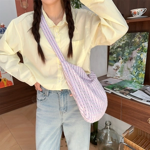 Vue lifestyle d'un sac bandoulière en toile à carreaux violets et blancs avec tenue