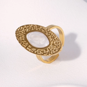 Bague vintage française en acier inoxydable avec émail blanc et texture dorée martelée