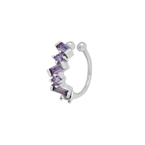 Vue détaillée d'une manchette d'oreille en argent avec zircons violets géométriques