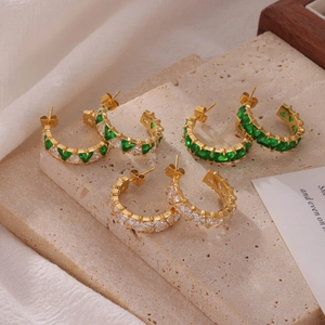 Élégantes boucles d'oreilles en C avec émeraude cœur et zircone cubique dorée