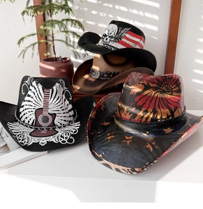 Détail de chapeaux de cowboy en paille avec imprimés punk sur table blanche et lumière douce