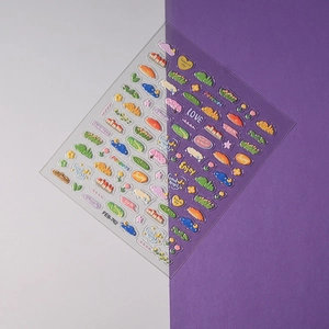 Vista macro di adesivi per unghie 3D a rilievo con stelle e fiori FEB-762 per nail art