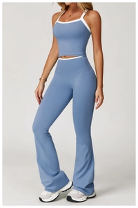 Detail van een high-waist yogaset met contrastrand en uitlopende pijpen in mistblauw