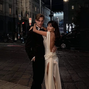 Elegante abito da sera in raso bianco con schiena scoperta, fiori 3D e spacco alto