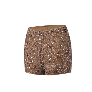 Détail des paillettes bronze et de la coupe taille haute sur le short de fête ajusté