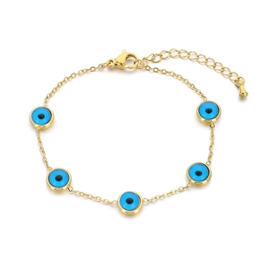 Bracelet doré en acier inoxydable avec cinq pendentifs œil bleu sur fond blanc