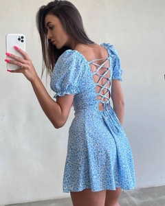 Détail d'une robe fleurie française montrant un dos nu avec un design à lacets croisés