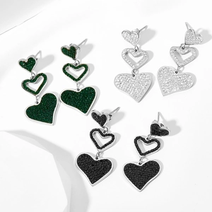 Boucles d'oreilles cœur géométriques en noir, blanc et vert avec cristaux brillants