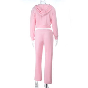 Vista posteriore di una tuta rosa a due pezzi con felpa corta con cappuccio e pantaloni