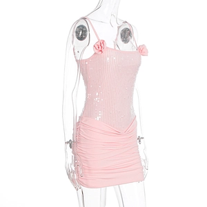 Detail eines rosa Pailletten-Minikleids mit 3D-Rosenstraps und gerafftem Bodycon-Rock