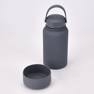 Detail view of the 650ml stainless steel bottle with matte finish and silicone bottom boot