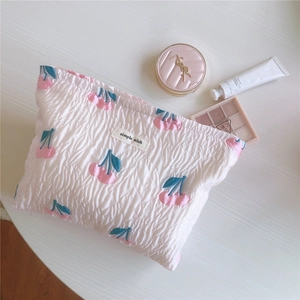 Trousse à maquillage matelassée blanche avec broderies cerises et logo tissé