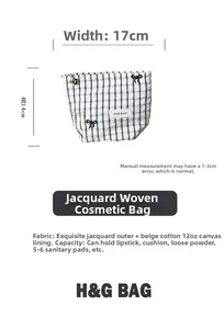 Dettaglio borsa trucco a scacchi con dimensioni 17x14cm e fodera interna in tela resistente