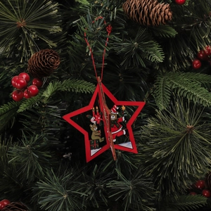 Décoration étoile de Noël en bois avec ours suspendue à une branche de sapin