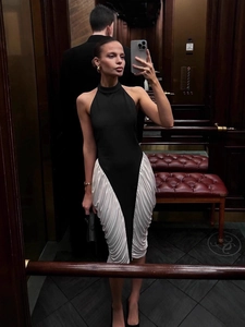 Elegantes rückenfreies Midikleid in Schwarz-Weiß mit seitlichen Raffungen und Neckholder