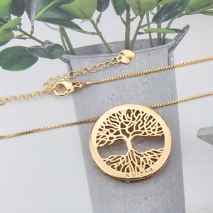 Close-up of 18k gold plated Tree of Life pendant with VIDA engraving and link chain