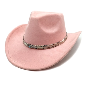 Détail d'un chapeau de cowboy en daim rose avec ruban tressé, plume en métal et perle bleue