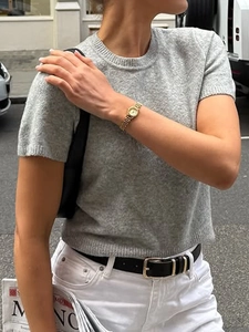 Haut chic en maille grise à manches courtes de style minimaliste pour femme