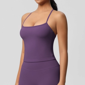 Dettaglio laterale del top viola da yoga che mostra il tessuto elasticizzato senza cuciture