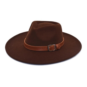 Vue détaillée du chapeau en feutre à large bord avec ceinture brune et boucle argentée