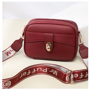 Bolso cruzado de cuero PU rojo para mujer, elegante bolso de hombro pequeño con correa ancha.