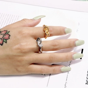 Detailansicht der gedrehten Seilknotenringe in Gold und Silber auf der Hand