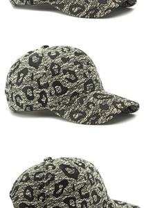 Dettagli del cappellino da baseball strutturato con motivo leopardato bianco e nero