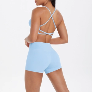 Vue détaillée du dos de l'ensemble de yoga bleu clair avec brassière et short gainant