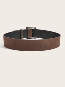 Détail d'une ceinture large en daim marron vintage avec boucle carrée en métal argenté