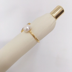 Anello coda di pesce placcato oro 18K con una perla naturale d'acqua dolce ad alta lucentezza