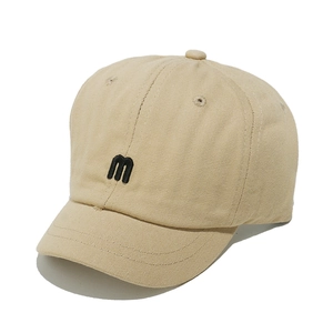 Gros plan sur la casquette en sergé de coton kaki avec broderie noire de la lettre m