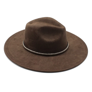 Vue détaillée d'un chapeau fedora marron avec ruban tressé métallique sur fond blanc