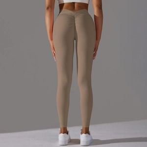 Détail du legging de yoga kaki taille haute avec coupe en V et effet froncé aux fesses