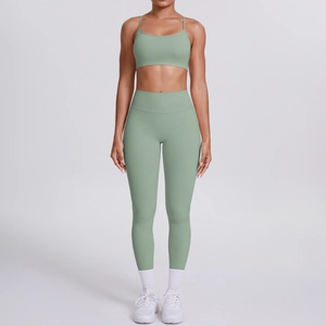 Vue de face de l'ensemble de yoga vert pois avec brassière et legging taille haute