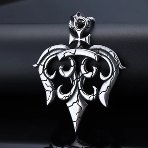 Pendentif croix gothique argentée avec filigrane et texture craquelée vintage