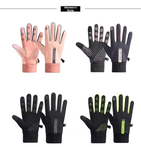 Detail view of anti-slip palm patterns and four color options for thermal sport gloves