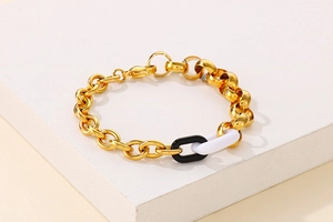 Vue détaillée du bracelet chaîne en acier titane bicolore avec maillons en résine