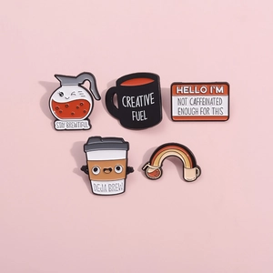 Lot de 5 épingles en émail sur le thème du café avec designs créatifs sur fond rose