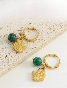 Détails de boucles d'oreilles dorées 18k avec perles de malachite verte et breloques Hamsa