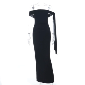 Robe longue noire ajustée à épaules dénudées avec rubans latéraux élégants et fente sexy