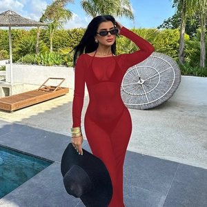 Vue détaillée de la robe de plage longue en mesh rouge transparent à manches longues