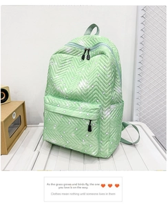 Detalle de mochila acolchada verde menta con estampados de corazones y cremalleras