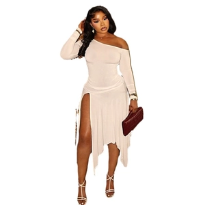 Robe midi blanche élégante à une épaule avec manches longues et fente latérale haute
