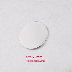 Détail du pendentif rond en argent poli de 25mm de diamètre et 1,5mm d'épaisseur