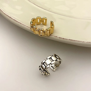Detail view of S925 sterling silver chain rings in gold and silver with adjustable bands