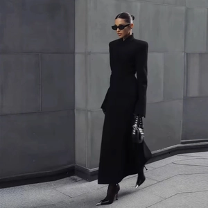 Robe longue noire élégante à manches longues et col montant, style urbain chic de rue